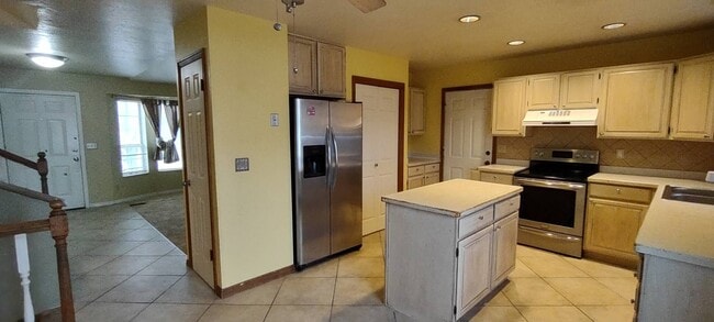 Building Photo - Great location Quaint Orem Home w 2 car ga...