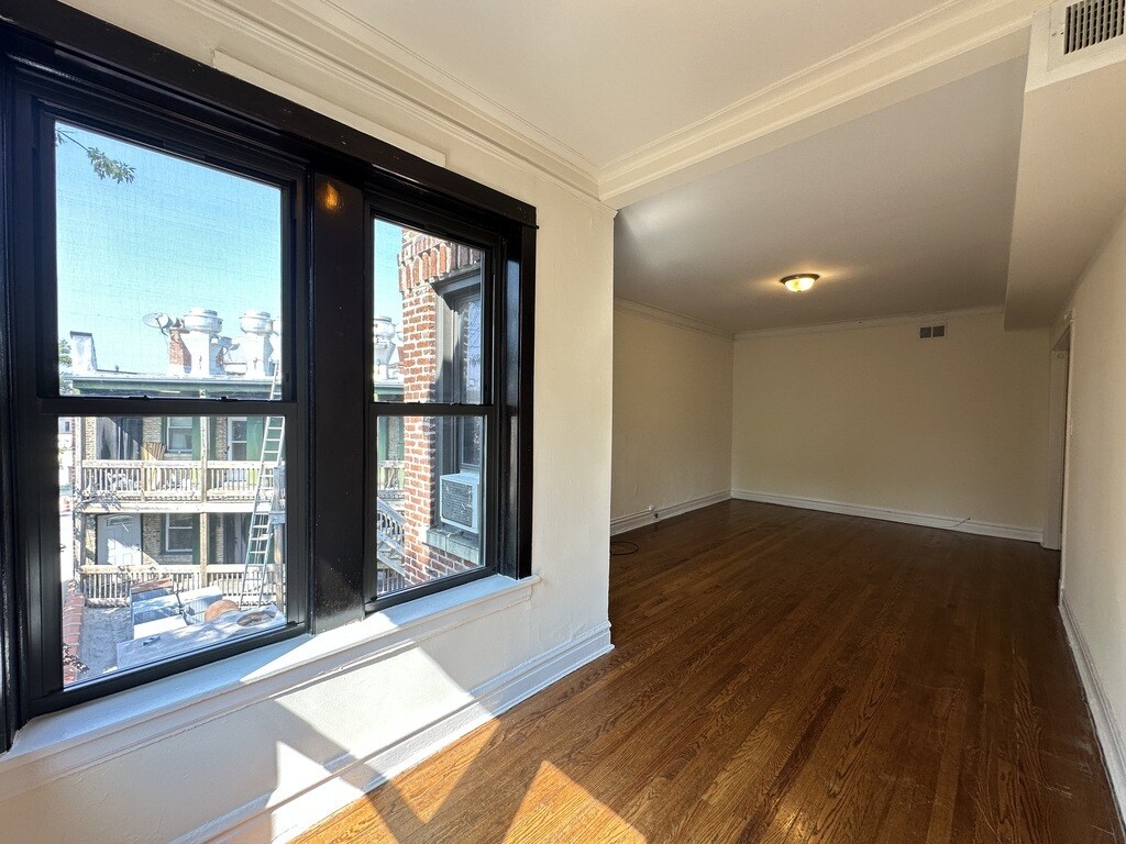 Building Photo - 2647 N Sawyer Ave