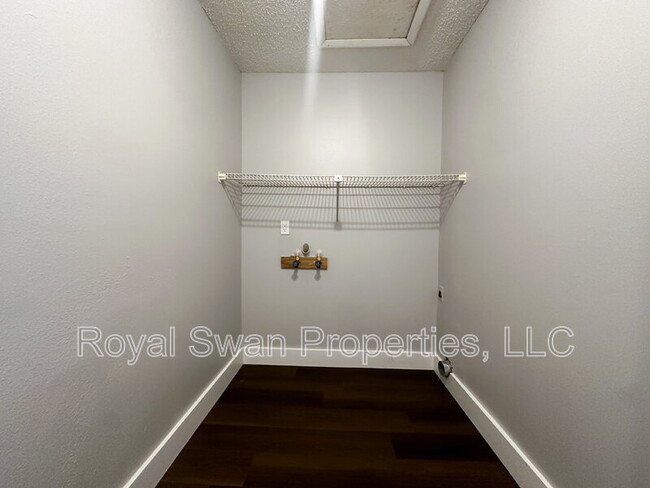 Building Photo - 4228 Oak Loop
