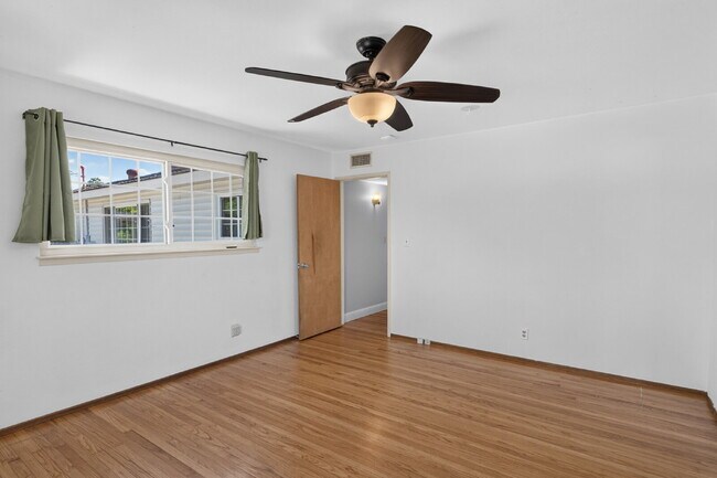 Building Photo - Spacious 4-Bed Oasis with 2 Full Baths