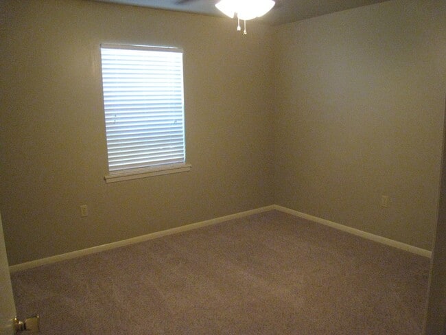 Building Photo - 1127 Lake Dr