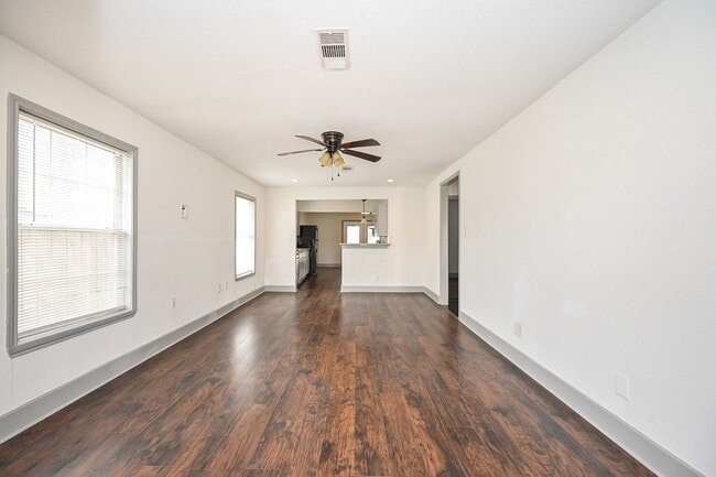 Building Photo - 314 W Hart Ave