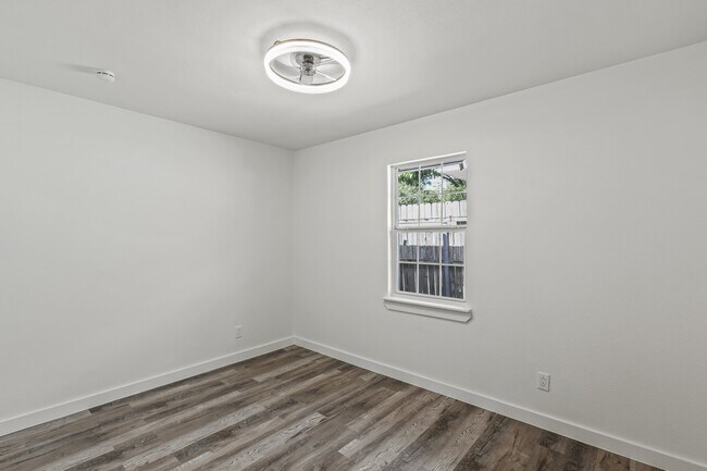 Building Photo - 3423 W Clarendon Dr