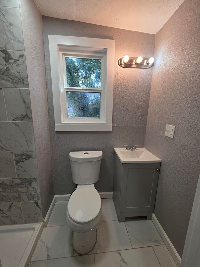 Building Photo - Single-Level 3 Bedroom, 2 Bath Home in Kansas City