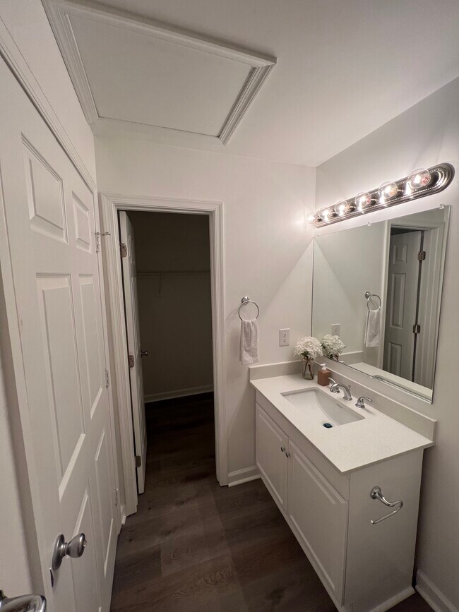 Building Photo - 539 Pineland Cir