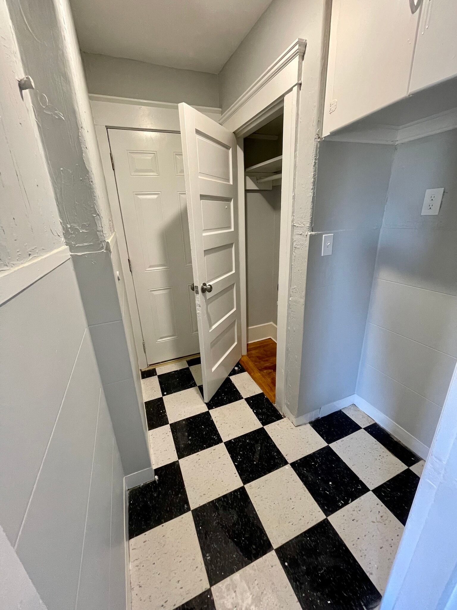 Walkway/closet - 31 Falmouth St