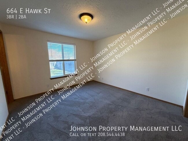Building Photo - 664 E Hawk St