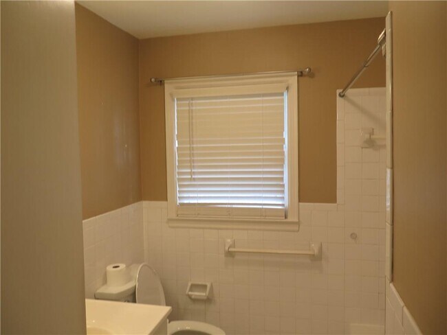 Building Photo - 353 Mountain View Dr NW