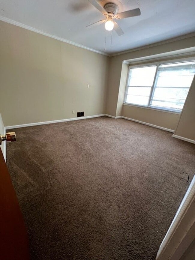 Building Photo - 3 Bedroom, 1 Bath Home
