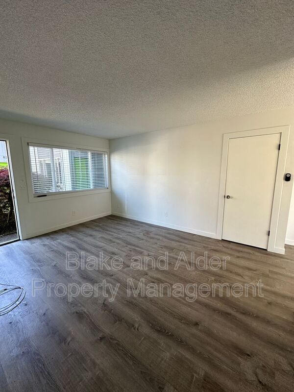 Building Photo - 838 SE 42nd Ave