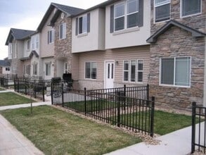 Building Photo - A Fantastic 3 Bedroom, 2.5 Bath Townhouse! Available beginning of June!