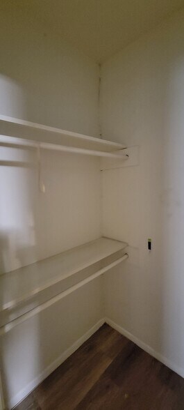 Lagre enough for 2 bedroom with seperation w door - 5055 Ridglea Ln