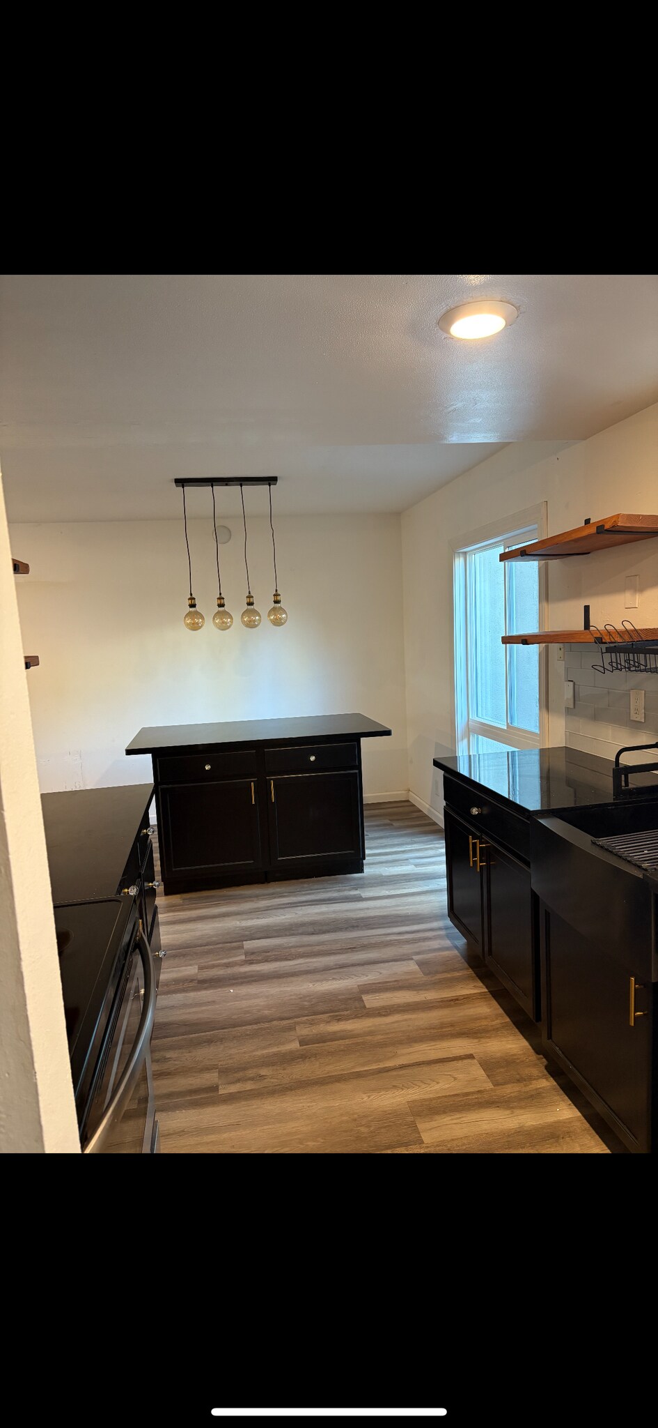 Kitchen - 303 Roundtree Ct