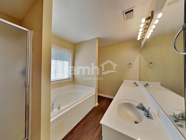 Building Photo - 1319 Vine Cir