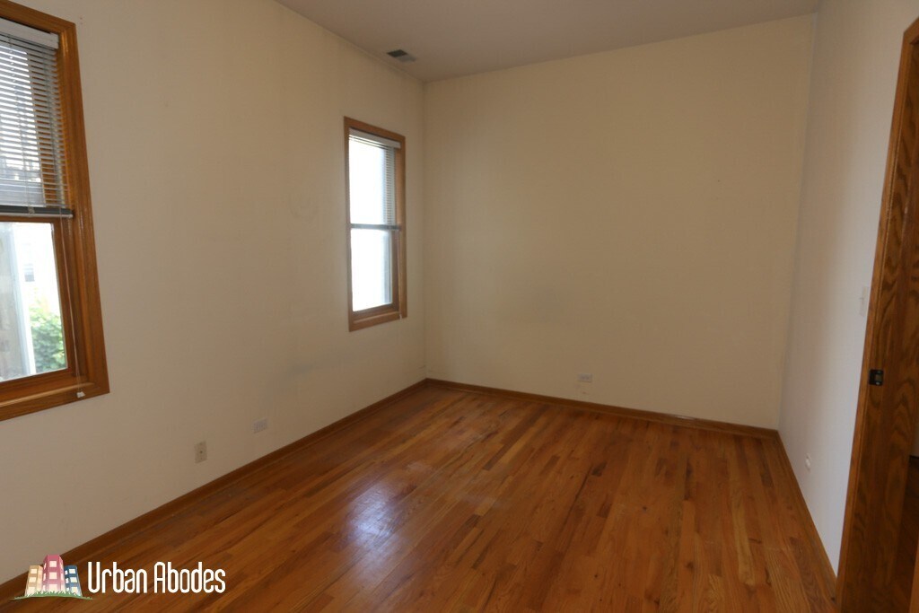 Building Photo - 824 W Buckingham Pl