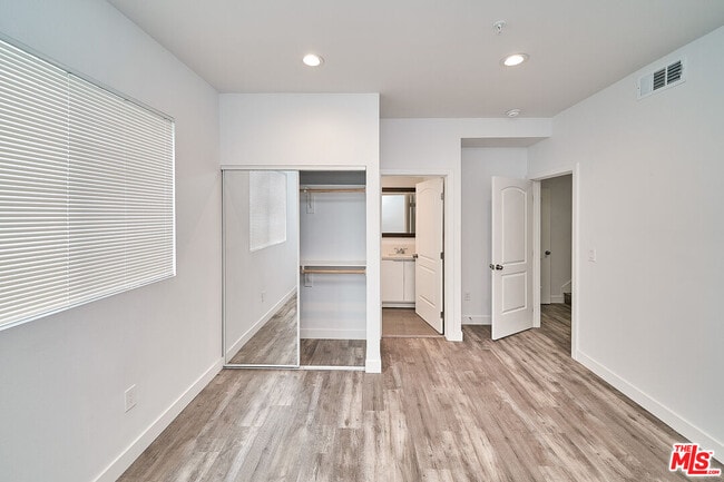 Building Photo - 605 1/2 W 41st Pl