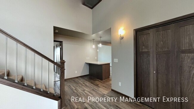 Building Photo - Modern 3 Bed, 2.5 Bath with Loft | Located...