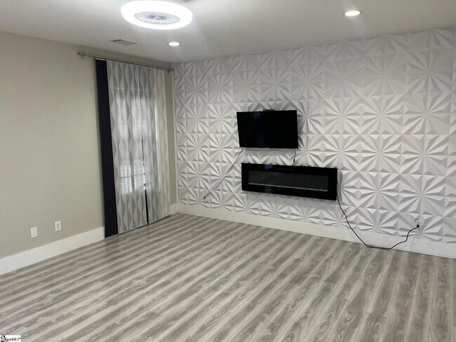 Building Photo - 154 S Lake Emory Dr