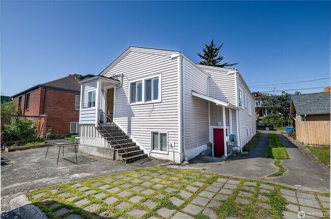 Building Photo - 2806 18th Ave S