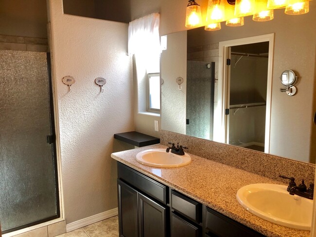 Building Photo - Spacious 4 Bedroom in Southern Vista Estates!