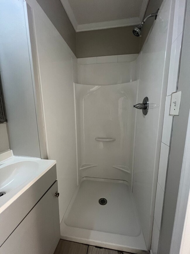 Building Photo - **MOVE-IN Special $500 off the 1st full month's rent with lease signed by 12/10/25**