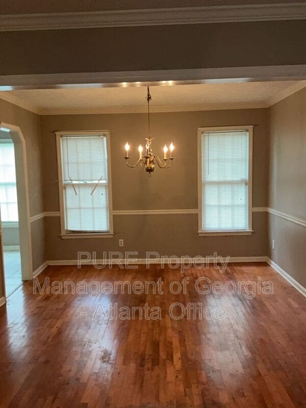 Building Photo - 743 Helga Dr NE