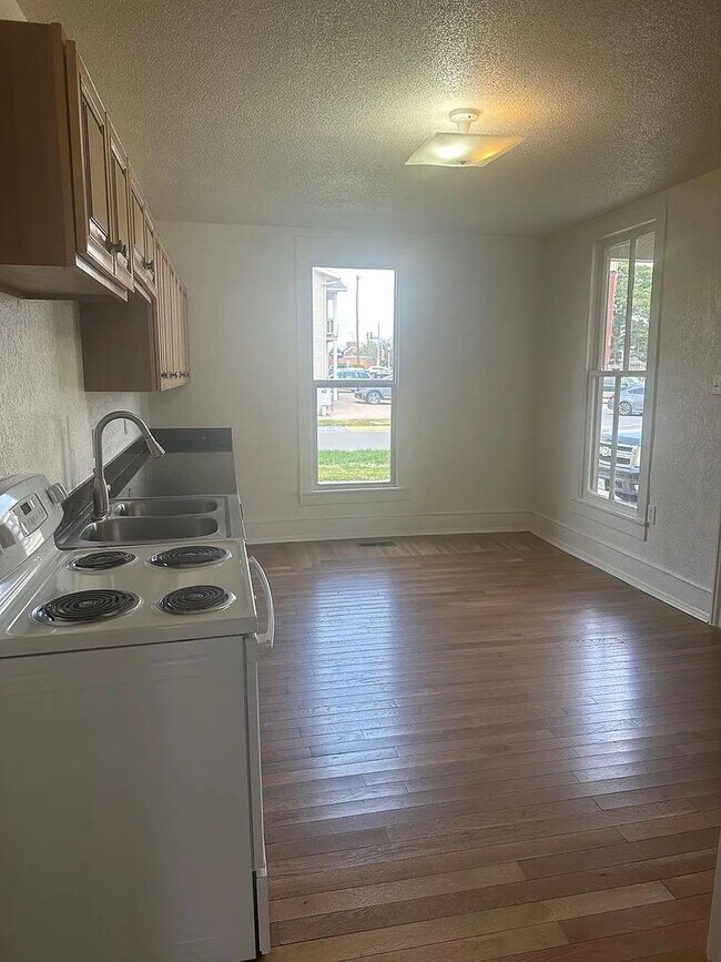 Building Photo - 404 S Marion St