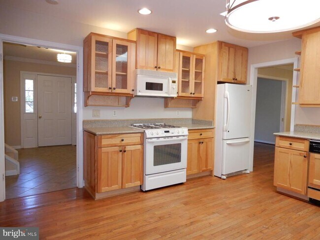 Building Photo - 7014 Maple Tree Ln
