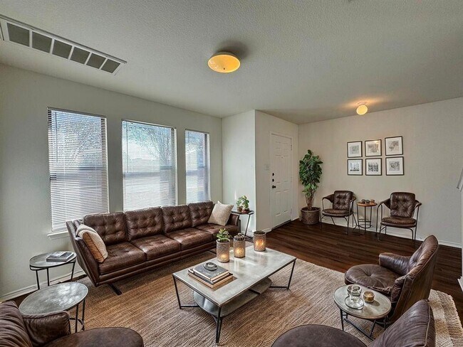 Building Photo - 2013 Rim Rock Dr