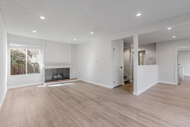 Building Photo - Fully Renovated, 4 Bedroom Townhome Availa...