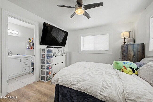 Building Photo - 2208 W San Miguel Ave