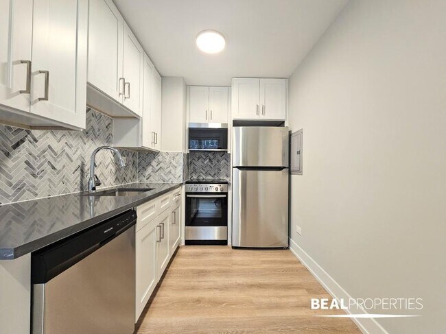 Building Photo - 0 bedroom in CHICAGO IL 60657