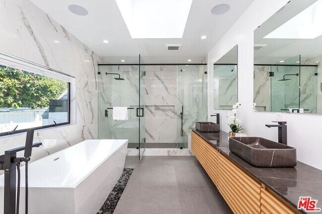 Building Photo - 1948 S Point View St