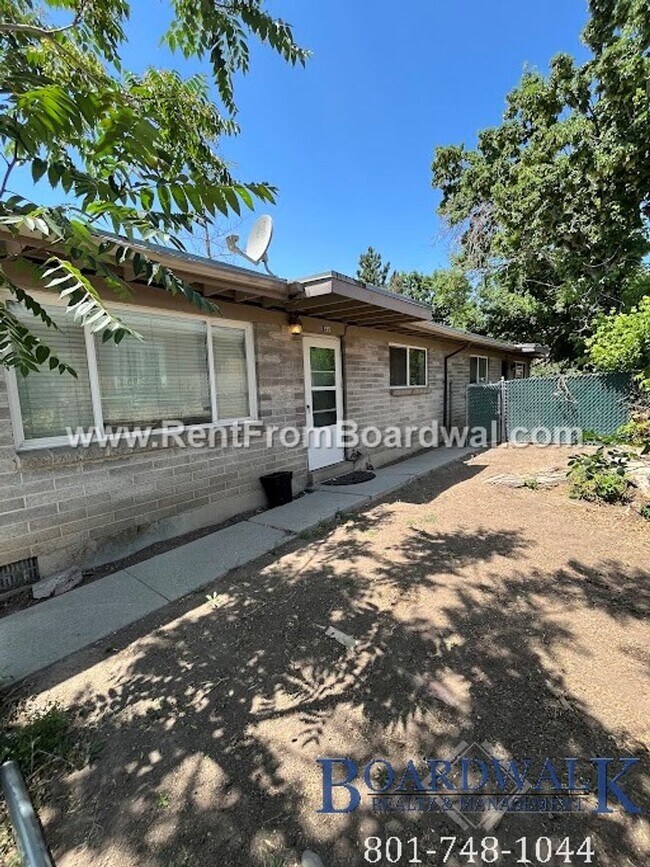 Building Photo - 1195 E Roosevelt Ave