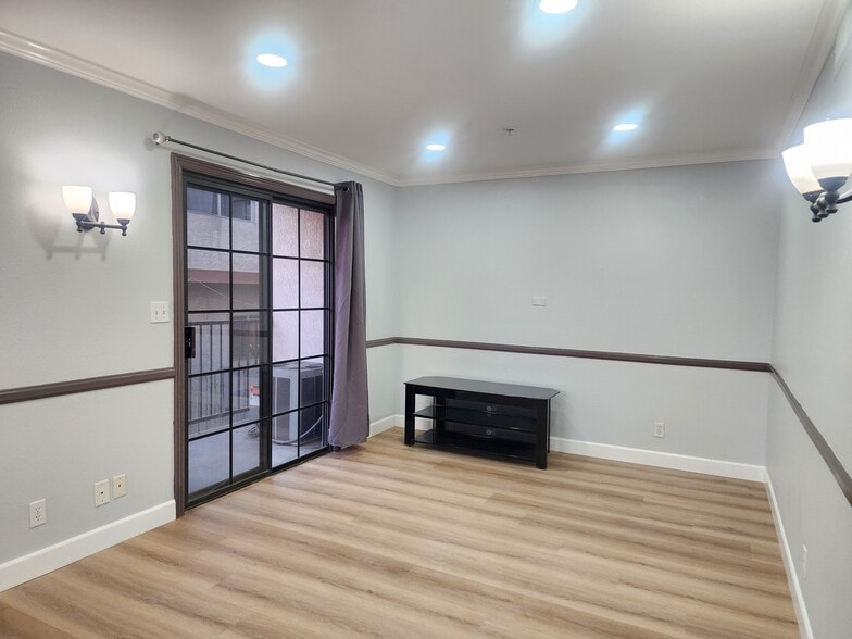 Building Photo - 736 N Garfield Ave