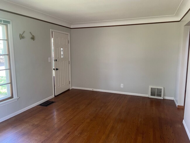 Building Photo - Charming Bungalow Available - Walk To Sout...