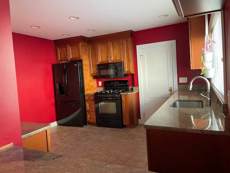 Building Photo - 92 Harnden Ave