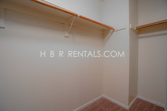 Building Photo - Charming 4-Bed, 2.5-Bath Home in Tracy’s E...