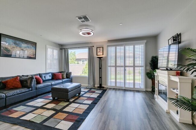 Building Photo - Furnished 5-Bedroom Home with Two Primary Suites