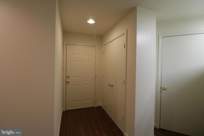 Building Photo - 3301 Sir Thomas Dr