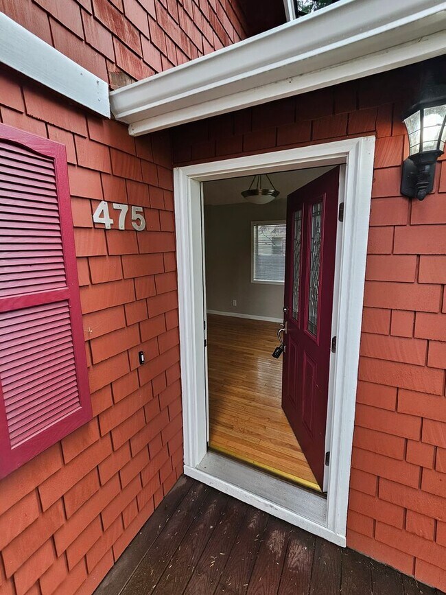 Building Photo - 475 Madrona Ave S