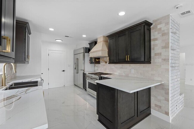 Building Photo - 520 115th Ave