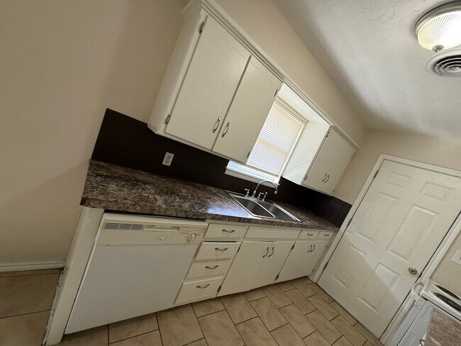 Building Photo - 2312 NW 46th- Hot new listing!