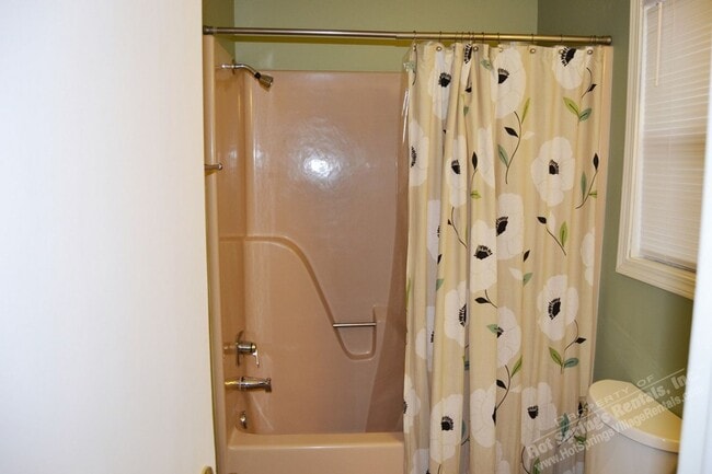 Building Photo - West Gate Area | Home | Furnished