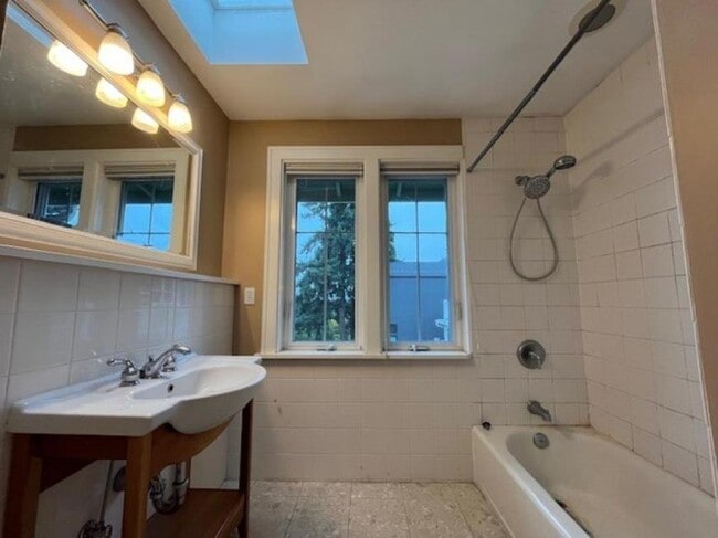 Building Photo - 4 bedroom in Seattle WA 98103