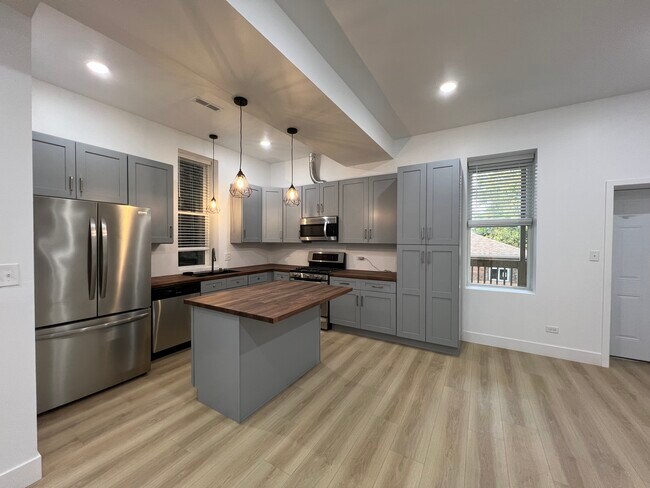 Building Photo - 2110 W 21st Pl