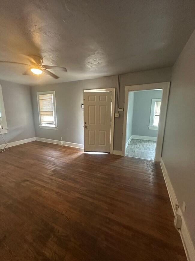 Building Photo - 3 bedroom 1 bath cozy home!