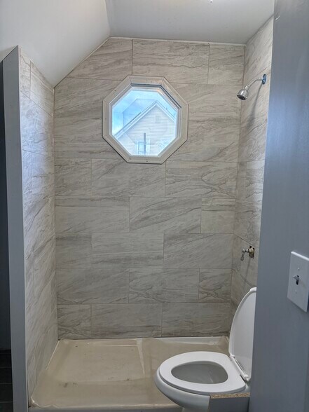 Building Photo - 121 London St