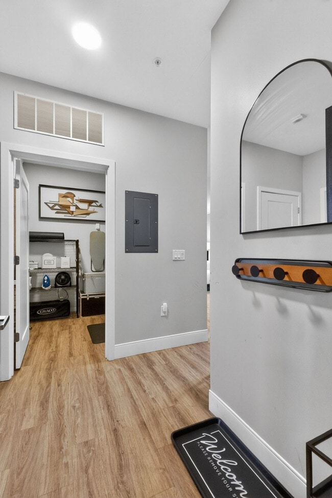 Building Photo - 1424 N Park Pl