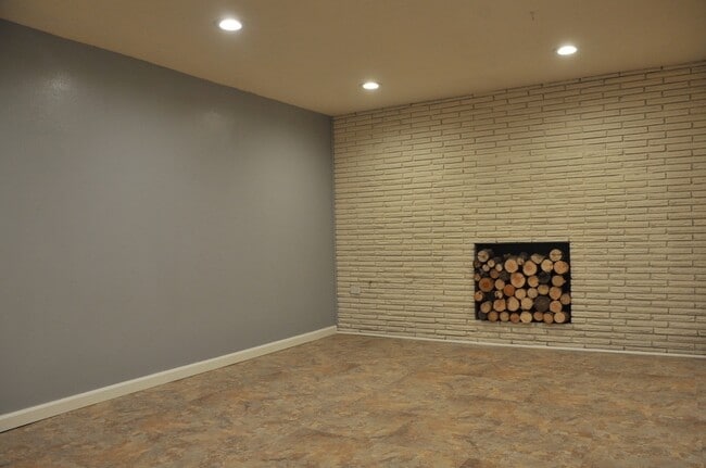Building Photo - Basement Apartment, 2 bed 1 bath close to Food Trucks on Best